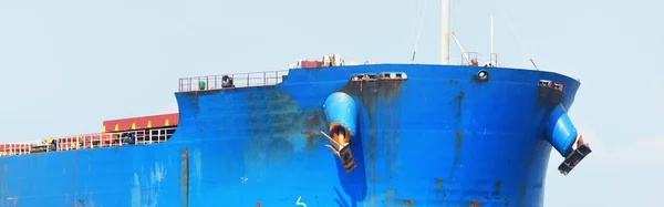 Duży Niebieski Masowiec Statek Pływający Morzu Bałtyckim Portu Rydze Łotwa — Zdjęcie stockowe