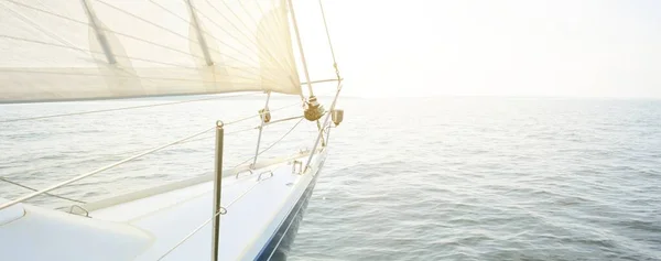 Iate Branco Navegando Dia Ensolarado Verão Vista Cima Para Baixo — Fotografia de Stock