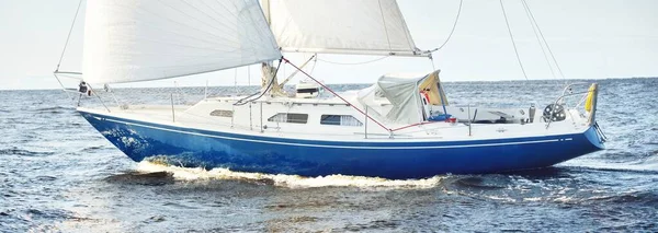 Niebieski Sloop Sfałszowane Jacht Żeglarski Otwartym Morzu Bałtyckim Jasny Dzień — Zdjęcie stockowe