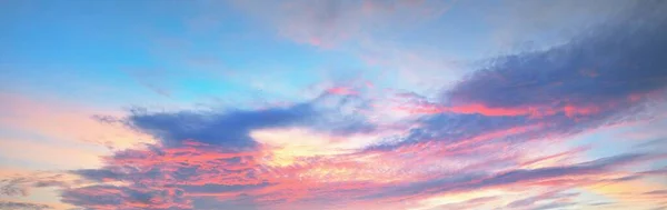 Cielo Azul Claro Rojo Rosa Cirro Dorado Nubes Cúmulos Después — Foto de Stock