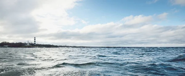 Een Vuurtoren Onder Donkere Wolken Het Onweer Uitzicht Vanaf Zeilboot — Stockfoto