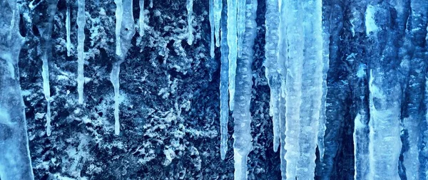 Grote Blauwe Ijspegels Close Klif Achtergrond Bevroren Water Ijsstructuur Abstracte — Stockfoto