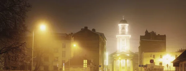 夜雾中看到耶稣福音路德教会附近一条灯火通明的空街 观光的主题 拉脱维亚里加 — 图库照片