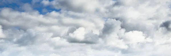 Pejzaż Białe Ozdobne Chmury Miękkie Światło Słoneczne Promienie Słońca Czyste — Zdjęcie stockowe