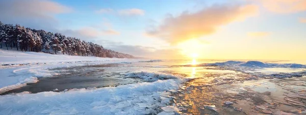 Vista Panorámica Orilla Congelada Del Mar Báltico Atardecer Fragmentos Hielo Imagen De Stock