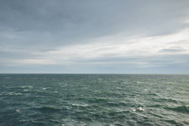 Güneş doğarken fırtınadan sonra Baltık Denizi 'nin panoramik manzarası. Parlak bulutlu dramatik bir gökyüzü. Destansı bulut manzarası. Kararsız hava, ekoloji, iklim değişikliği, mevsimler