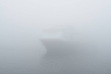 Yolcu gemisi siste. Kiel, Almanya. Seyahat yerleri, turizm, tatiller, eğlence kavramları