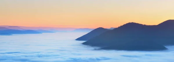 Vista Aérea Panorâmica Pitoresca Das Colinas Floresta Perene Nuvens Nevoeiro — Fotografia de Stock