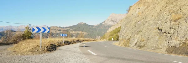 法国的一条柏油路 高速公路 阿尔卑斯山 帕克埃克林斯 从车上俯瞰全景 公路旅行 — 图库照片