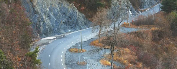 在阳光明媚的冬日里 在法国阿尔卑斯山脉靠近拉克德塞雷庞湖的地方 有一条柏油山路 在法国 欧洲的公路旅行 旅游目的地 全景航空视图 — 图库照片