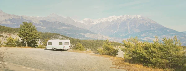 Przyczepa Kempingowa Zaparkowana Szczycie Góry Widokiem Alpy Francuskie Pobliżu Jeziora — Zdjęcie stockowe