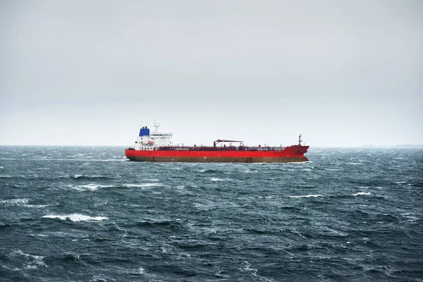 Stora Röda Oljetankfartyg Seglar Östersjön Blåsig Dag Dramatisk Stormig Himmel — Stockfoto