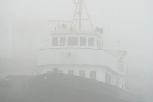 Barco Carga Histórico Amarrado Cais Denso Nevoeiro Branco Manhã Close — Fotografia de Stock