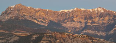 Güneşli bir kış gününde dağ zirveleri. Yumuşak güneş ışığı. Fransız Alpleri, Ecrins Massif, Fransa. Panoramik manzara. Doğa, mevsimler, kayak, tatiller, seyahat tutkusu kavramları