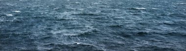 Deniz suyu yüzeyi dokusu. Fırtına. Dalgalar, su sıçramaları. Panoramik görüntü, grafik kaynaklar. Doğa, çevre kavramları