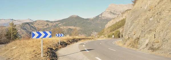 法国的一条柏油路 高速公路 阿尔卑斯山 帕克埃克林斯 从车上俯瞰全景 公路旅行 — 图库照片