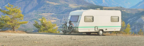 Caravan Trailer Geparkeerd Een Bergtop Met Uitzicht Franse Alpen Buurt — Stockfoto