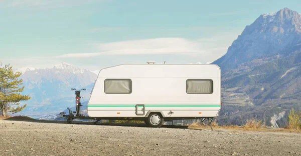 Reboque Caravana Estacionado Topo Uma Montanha Com Vista Para Alpes — Fotografia de Stock