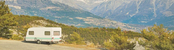 Reboque Caravana Estacionado Topo Uma Montanha Com Vista Para Alpes — Fotografia de Stock