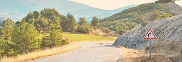 阳光明媚的日子里 法国阿尔卑斯山脉Lac Serre Poncon湖附近蜿蜒的沥青路面 高速公路 全景景观 在法国 欧洲的公路旅行 旅游目的地 — 图库照片