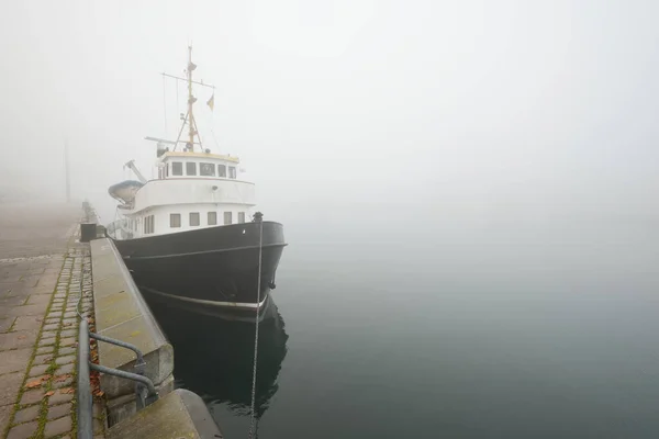 Bateau Charge Historique Amarré Une Jetée Dans Épais Brouillard Blanc — Photo