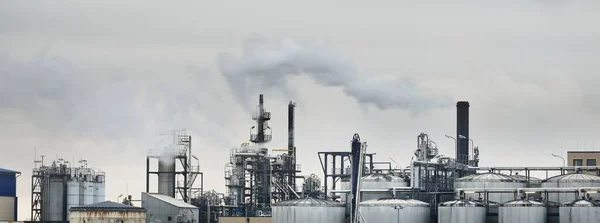 Chemiefabrik Einem Nebligen Tag Silos Fabrikpfeife Rauch Dunkles Stadtpanorama Industrie — Stockfoto