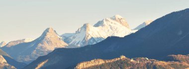 Güneşli bir kış gününde dağ zirveleri. Gökyüzü açık, güneş ışığı yumuşak. Fransız Alpleri, Ecrins Massif, Fransa. Panoramik manzara. Doğa, mevsimler, kayak, tatiller, seyahat tutkusu kavramları