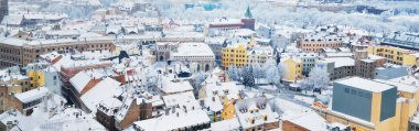 Riga eski kasabasının panoramik hava manzarası ve kışın St. Peter Kilisesi 'nden Daugava nehri. Sabah sisi, karla kaplı evler. - Letonya. Manzaralar, manzaralar, seyahatler.