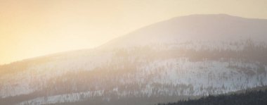 Göl kıyıları, orman ve dağ zirvelerinin panoramik hava manzarası. Kış manzarası. Efsanevi günbatımı gökyüzü. Çevre, iklim değişikliği, ekoloji, eko-turizm, uzak yerler