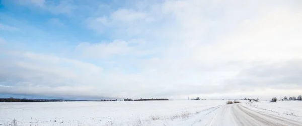 Estrada Rural Através Campo Coberto Neve Durante Uma Nevasca Paisagem — Fotografia de Stock