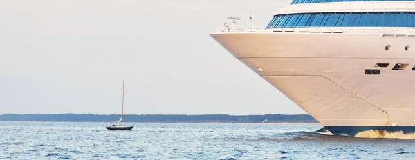 Passagiersschip Cruiseschip Varen Zee Een Heldere Dag Panoramisch Uitzicht Vanaf — Stockfoto