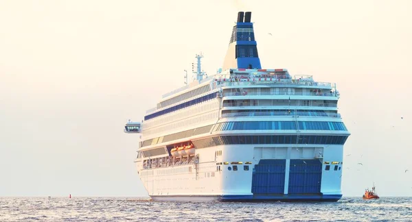 Passagiersschip Cruiseschip Varen Zee Een Heldere Dag Panoramisch Uitzicht Vanaf — Stockfoto