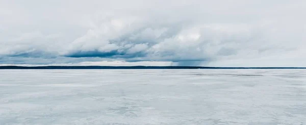 Lago Foresta Congelato Una Giornata Nuvolosa Cielo Drammatico Dopo Una — Foto Stock