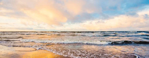 Gün Batımında Deniz Kıyısında Açık Mavi Gökyüzü Parlak Pembe Bulutlar — Stok fotoğraf