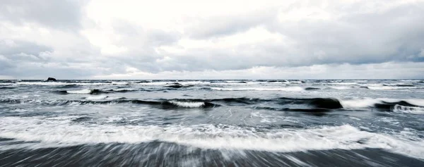 Panoramisch Uitzicht Oostzee Vanaf Een Zandstrand Zandduinen Dramatische Hemel Met — Stockfoto