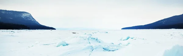 Cresta Presión Hielo Una Orilla Congelada Del Lago Atardecer Picos —  Fotos de Stock