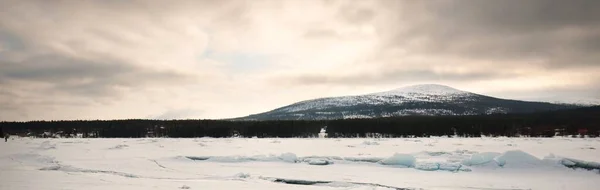 Eisdruckgrat Einem Zugefrorenen Seeufer Bei Sonnenuntergang Berggipfel Hintergrund Dramatische Wolkenlandschaft — Stockfoto