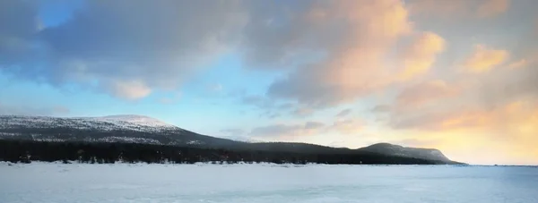 Ice Pressure Ridge Frozen Lake Shore Sunset Mountain Peaks Background — Stock Photo, Image