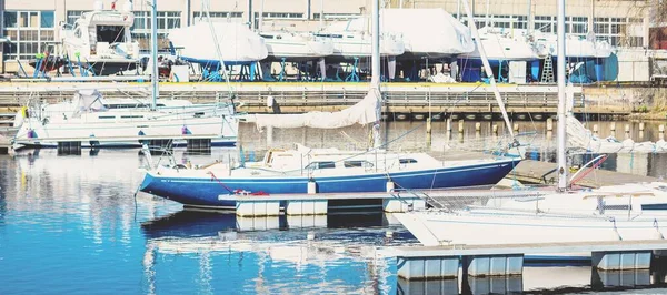 Blauwe Sloep Opgetuigde Zeilboot Afgemeerd Aan Een Pier Een Jachthaven — Stockfoto