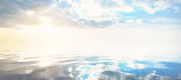 パノラマの海の景色 澄んだ青い輝く空 海の水面の質感 夢のような景色 生態学のテーマ リラクゼーション 瞑想の概念 — ストック写真
