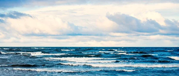 Kumlu Bir Sahilden Kum Tepeleri Baltık Denizinin Panoramik Görüntüsü Koyu — Stok fotoğraf