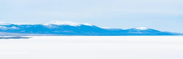 Panoramatický Letecký Výhled Břehy Jezera Lesní Horské Vrcholy Zimní Krajina — Stock fotografie