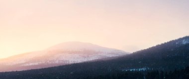 Göl kıyıları, orman ve dağ zirvelerinin panoramik hava manzarası. Kış manzarası. Efsanevi günbatımı gökyüzü. Çevre, iklim değişikliği, ekoloji, eko-turizm, uzak yerler