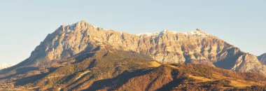 Güneşli bir kış gününde dağ zirveleri. Gökyüzü açık, güneş ışığı yumuşak. Fransız Alpleri, Ecrins Massif, Fransa. Panoramik manzara. Doğa, mevsimler, kayak, tatiller, seyahat tutkusu kavramları