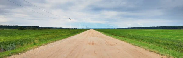 Uitzicht Lege Onverharde Landweg Door Groene Landbouwvelden Een Bewolkte Herfstdag — Stockfoto