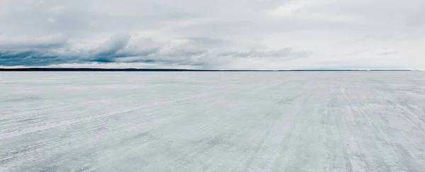 Bevroren Bos Meer Een Bewolkte Dag Dramatische Lucht Een Sneeuwstorm — Stockfoto