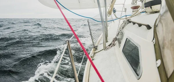 Baltık Denizi Nde Beyaz Bir Yat Yüzüyor Güverteden Pruvaya Donanım — Stok fotoğraf