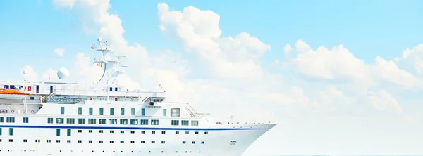 Passagiersschip Cruiseschip Varen Zee Een Heldere Dag Panoramisch Uitzicht Vanaf — Stockfoto