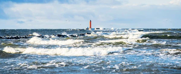 Ensam Fyr Den Dramatiska Solnedgången Östersjön Rigabukten Lettland Episk Molnlandskap — Stockfoto