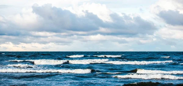 从沙岸 俯瞰波罗的海全景 戏剧化的天空 乌云闪烁 Idyllic海景 温暖的冬季天气 气候变化 — 图库照片